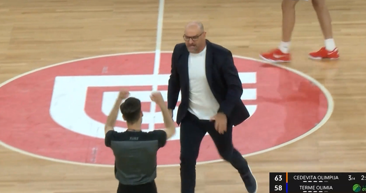 VIDEO Crnogorski trener ušao u teren i napao suca. Komentator: Želi ga tući