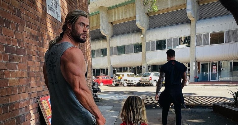Chris Hemsworth objavio vježbe za oblikovanje gluteusa, ljudi ga kritizirali