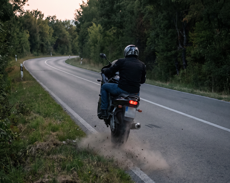 Vozio motor na stražnjem kotaču, sletio s ceste i teško se ozlijedio