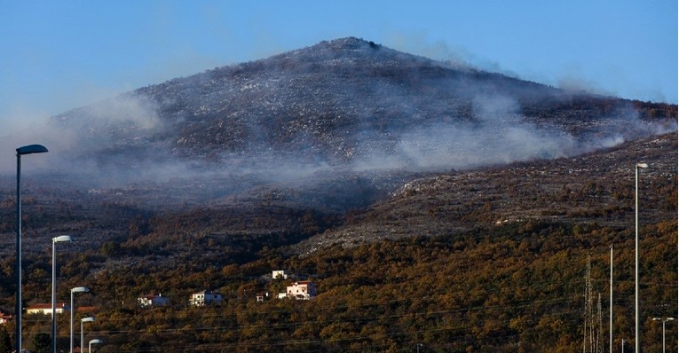 Gorjelo iznad Omiša, vatra se približila kućama