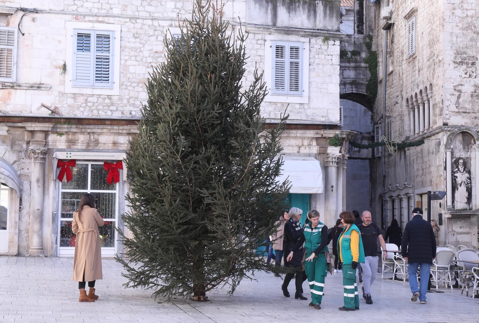 Ovako izgleda jelka postavljena u središtu Splita