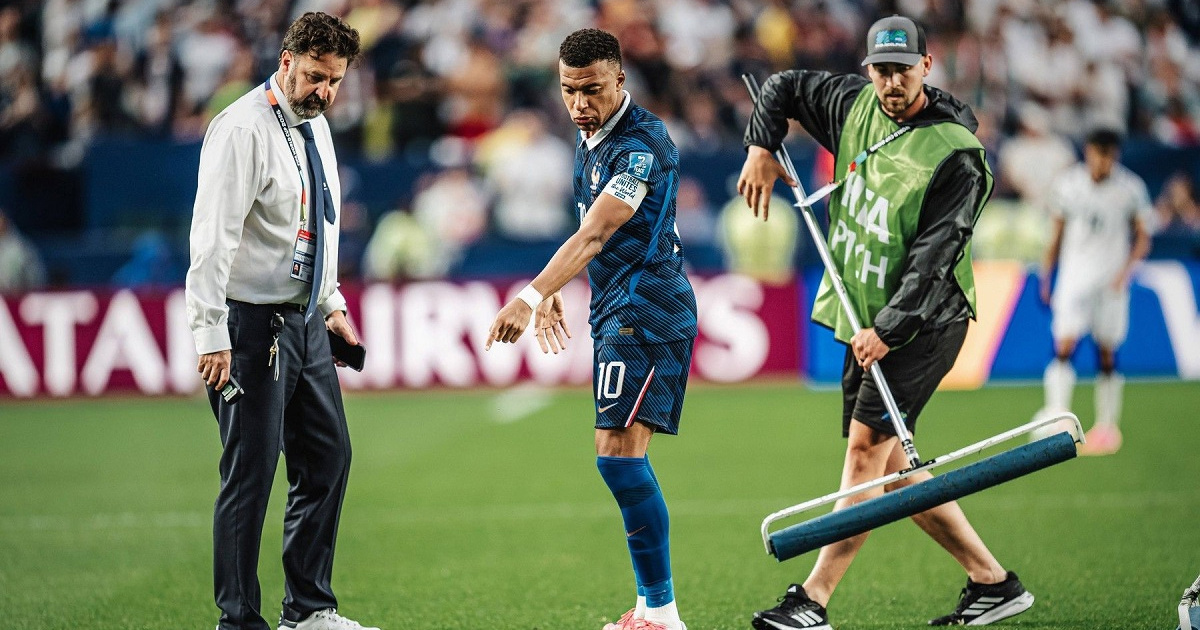 Viralna scena: Mbappe iznerviran vodi isušivanje terena na prekinutoj utakmici