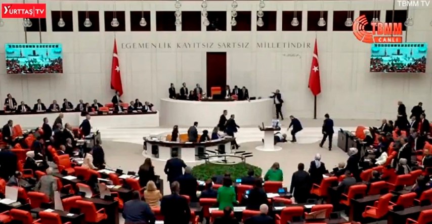 VIDEO Turski zastupnik prokleo Izraelce pa se srušio za govornicom. Kritično je