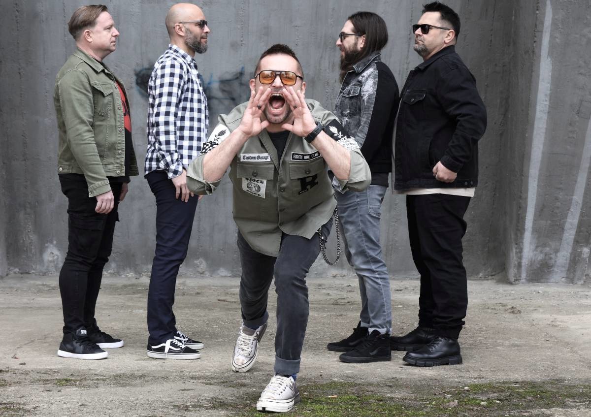 VIDEO Ivan Dečak se u novoj pjesmi "Razglednica" prisjetio svog djetinjstva