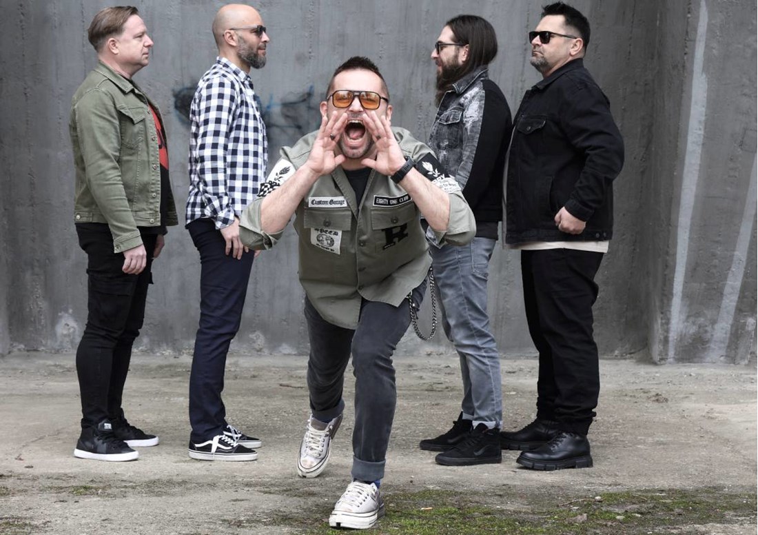 VIDEO Ivan Dečak se u novoj pjesmi "Razglednica" prisjetio svog djetinjstva