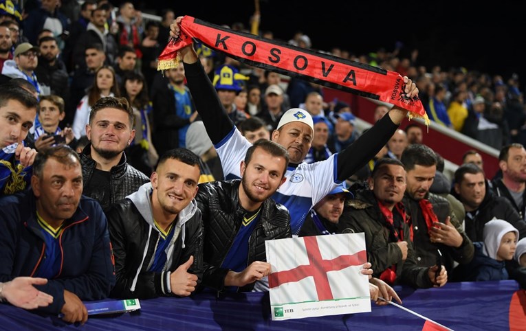 VIDEO Engleski navijači na Kosovu vrijeđali Srbe