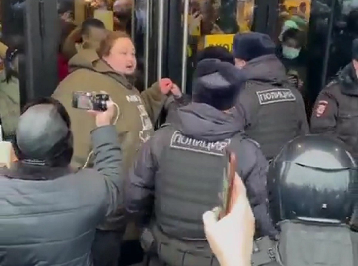 VIDEO Rus se lancima zavezao za vrata McDonald'sa i vikao: Zatvaranje je čin nasilja