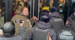 VIDEO Rus se lancima zavezao za vrata McDonald'sa i vikao: Zatvaranje je čin nasilja
