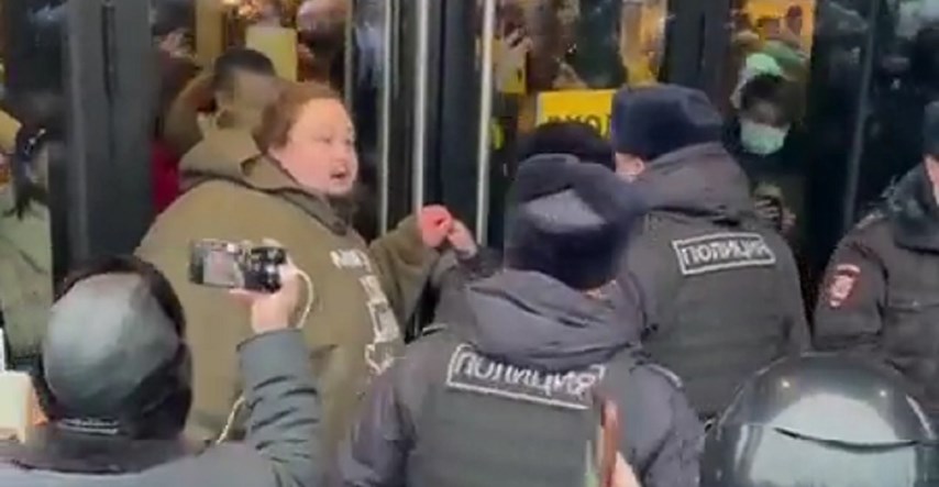 VIDEO Rus se lancima zavezao za vrata McDonald'sa i vikao: Zatvaranje je čin nasilja