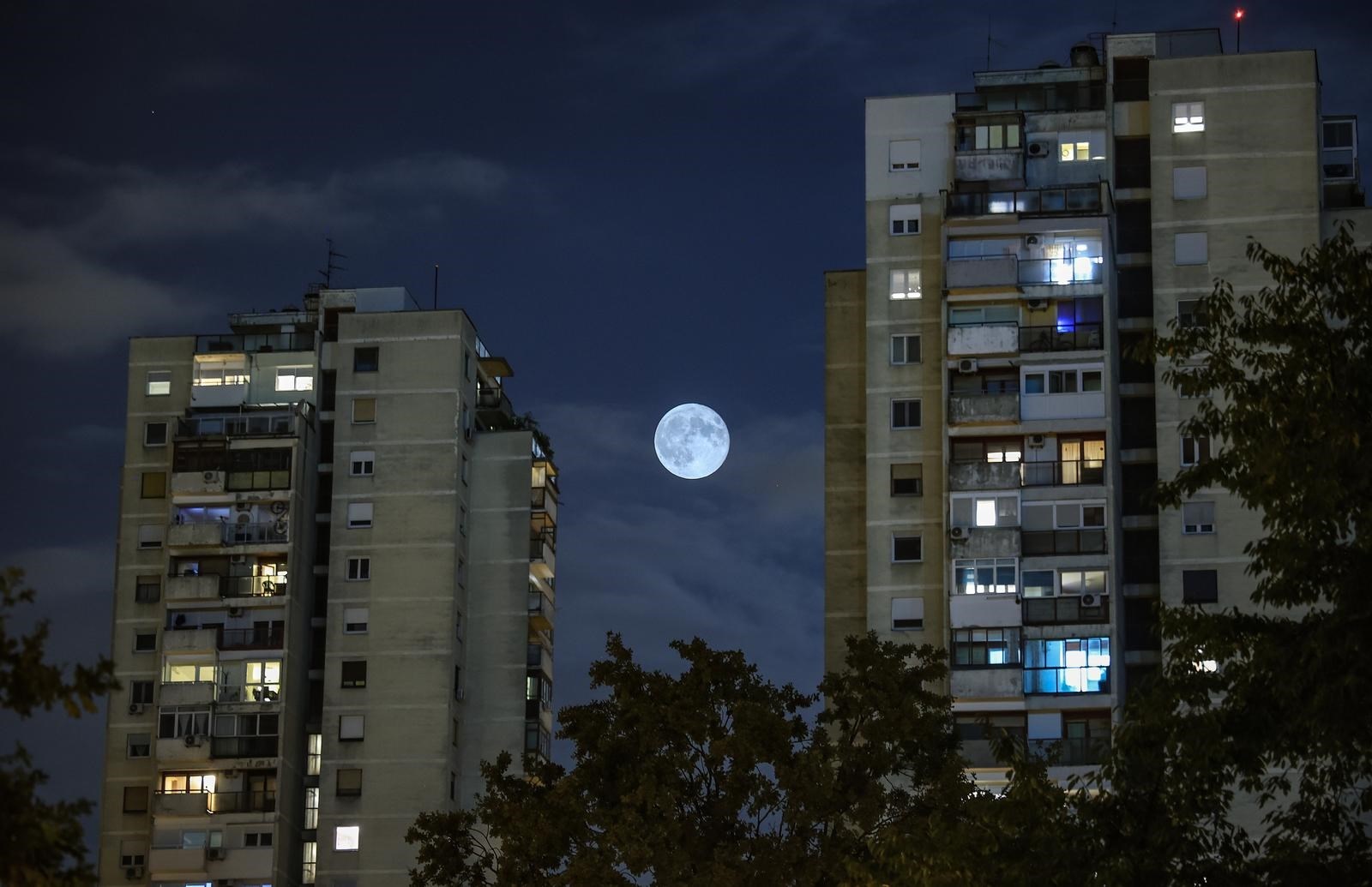 Pun Mjesec stvorio je bajkovit prizor iznad Zagreba i Osijeka