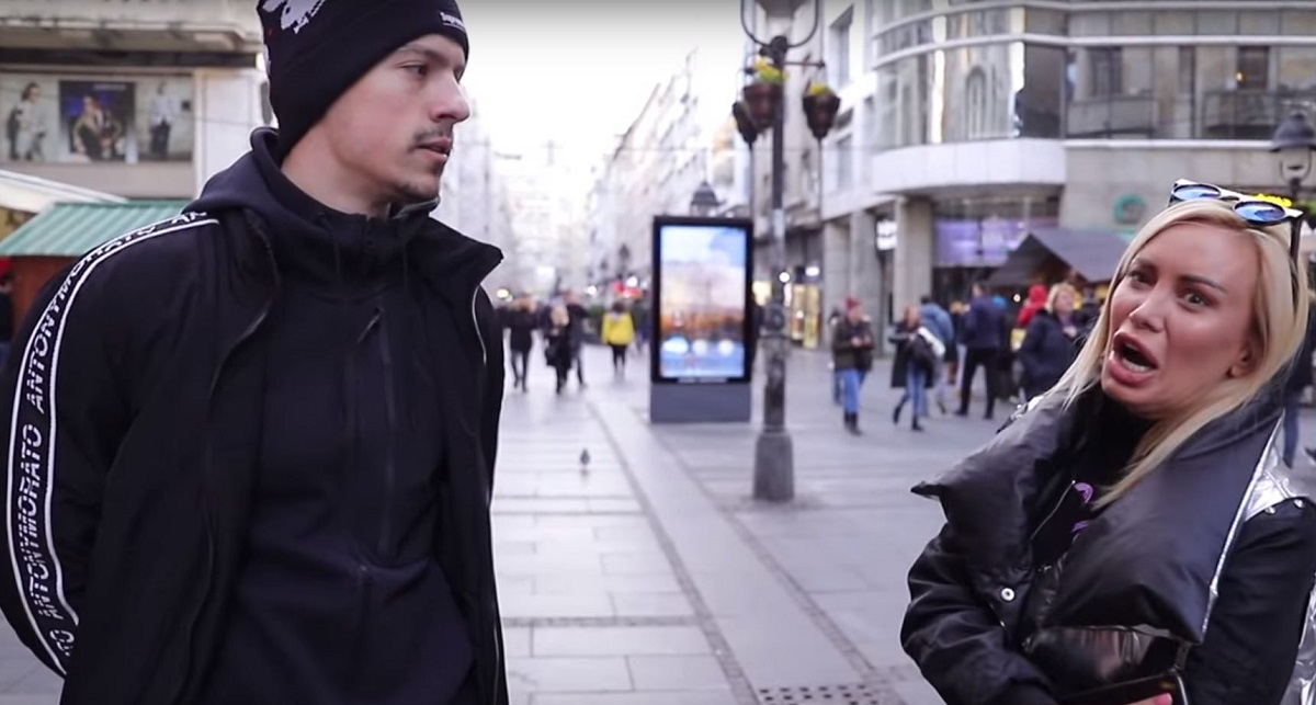 Dijelio lovu ljudima koji ga uspiju nasmijati, neki pokušaji su sve: "Reci osam"