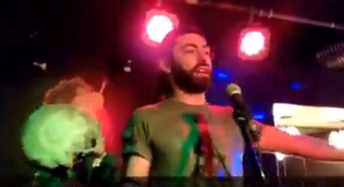 VIDEO Ukrajina: Ovo je video ruskog neonaciste, drži lubanju ukrajinskog vojnika