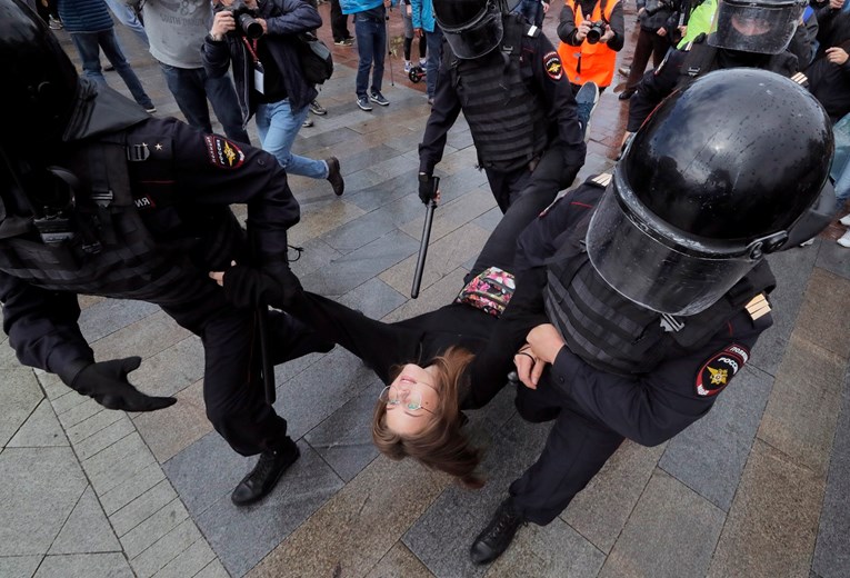 Ruska policija privela gotovo 700 prosvjednika