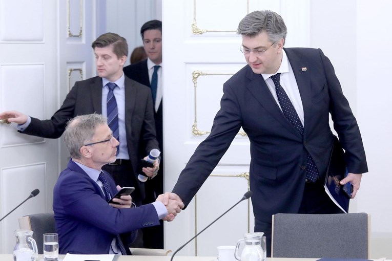 Plenković se prije sjednice vlade sastaje s guvernerom HNB-a oko prešutnih minusa