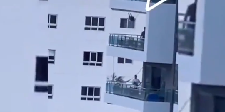 Šokantna snimka: Otac postavio ljuljačku na balkonu, doveo dijete u smrtnu opasnost