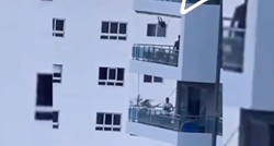 Šokantna snimka: Otac postavio ljuljačku na balkon, doveo dijete u smrtnu opasnost