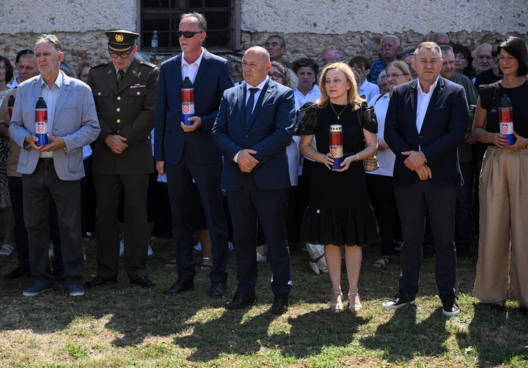 Otkriven spomenik u Hrvatskoj Dubici. Medved: Žrtvu branitelja nikad nećemo zaboraviti