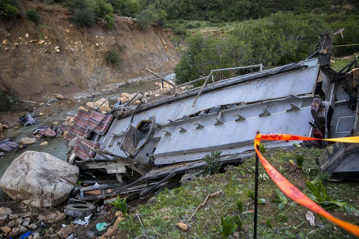 Pun autobus u Tunisu sletio u provaliju, najmanje 26 osoba poginulo