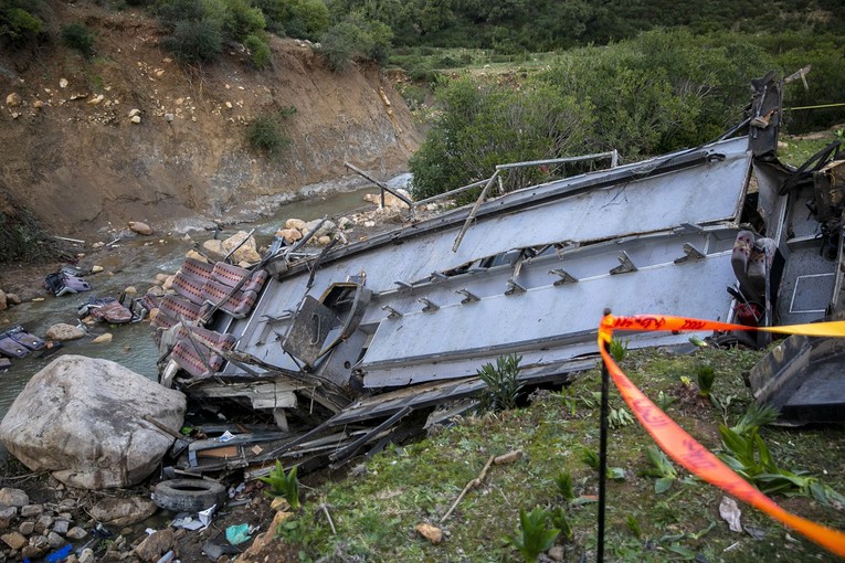 Pun autobus u Tunisu sletio u provaliju, najmanje 26 osoba poginulo