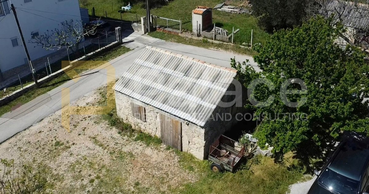 Kamena kućica 200 metara od mora prodaje se za 62.000 €. Pogledajte fotke