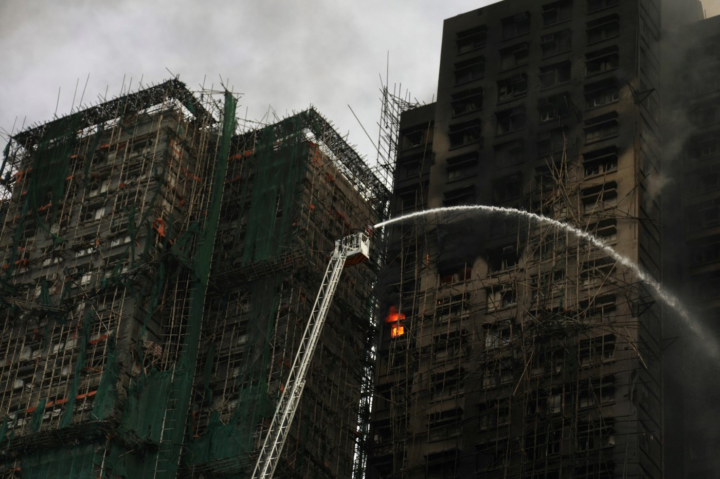 VIDEO Naglo skočio broj mrtvih u požaru u Hong Kongu. Traga se za stotinama ljudi