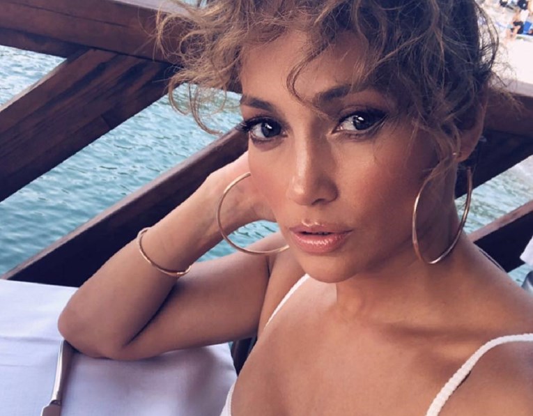 Jennifer Lopez sa svakim selfiejem izgleda sve mlađe i mlađe