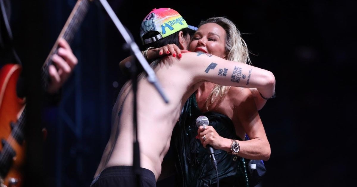 Maji Šuput se tijekom koncerta u Umagu na pozornici pridružio DJ Steve Aoki