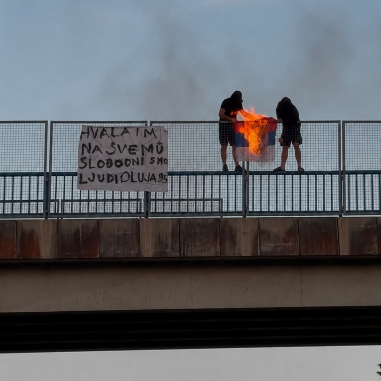 VIDEO Kod Otočca zapalili zastavu Srbije