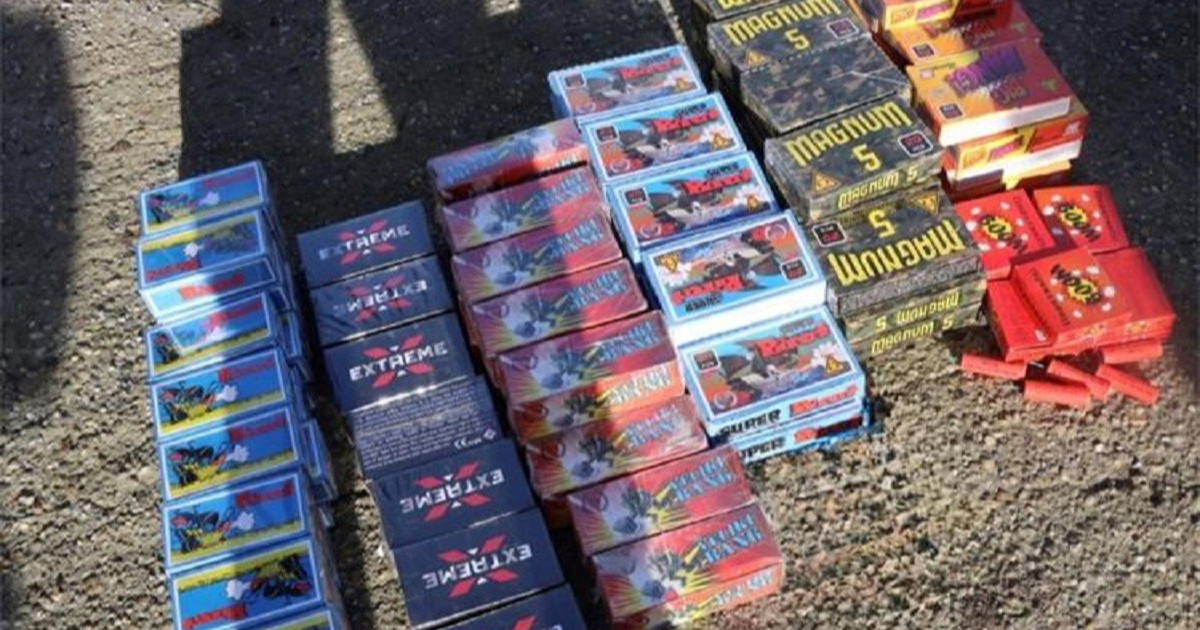 Policija pretresla tri lokacije u Đulovcu. Našli pištolj, 13 kg duhana i 4200 petardi