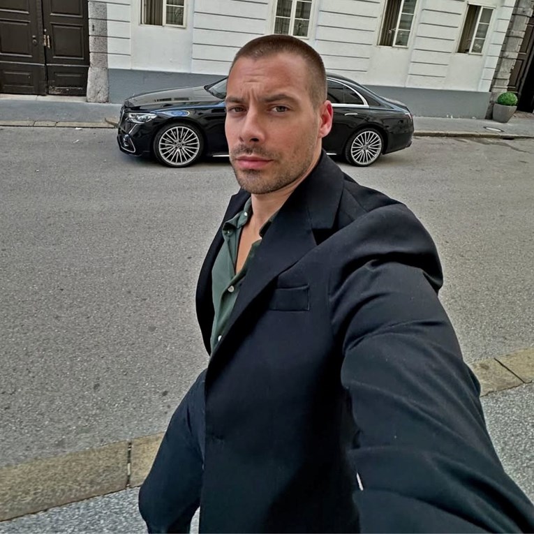 Srpski glumac pobjesnio na ćacije: "Ženi poginuo sin, a vi joj tu pjesmu pjevate"