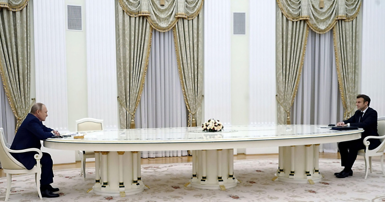 Otkriveno zašto Putin koristi ovaj neobično dugi stol za sastanke u četiri oka