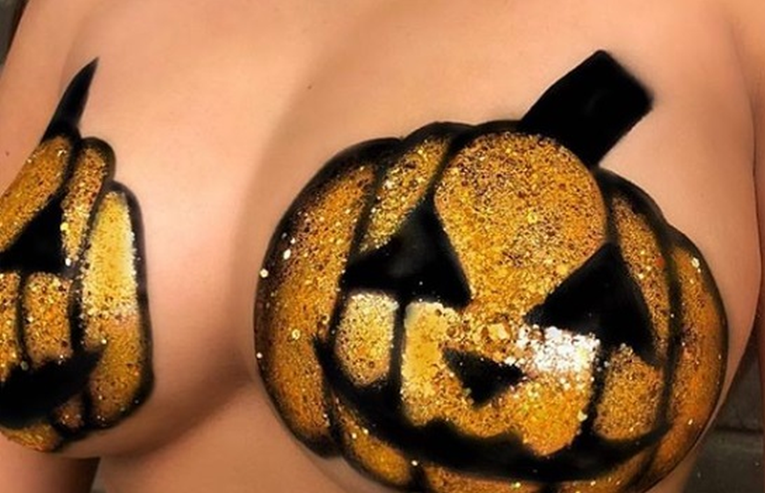 Opasno seksi maske za Halloween: Grudi i guze prekrivaju samo šljokicama