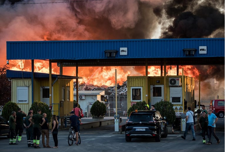 Gori reciklažno dvorište u Zagrebu: Vatra je ogromna, suklja crni dim