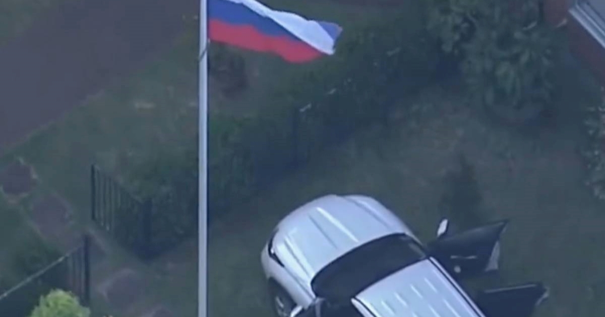 VIDEO Auto se zabio u ruski konzulat u Sydneyu