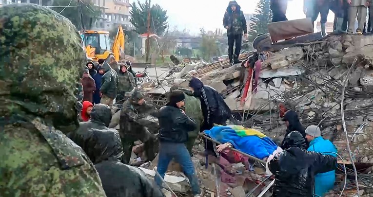 Na ulicama Turske nakon potresa mrtva tijela, raste bijes zbog pomoći