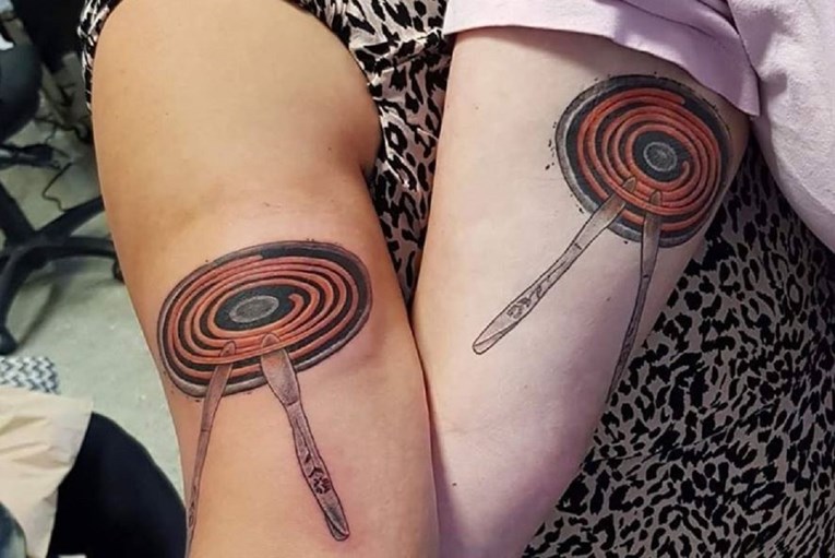 Žene napravile identične tetovaže, njihovo značenje posvađalo ljude: Glupa ideja