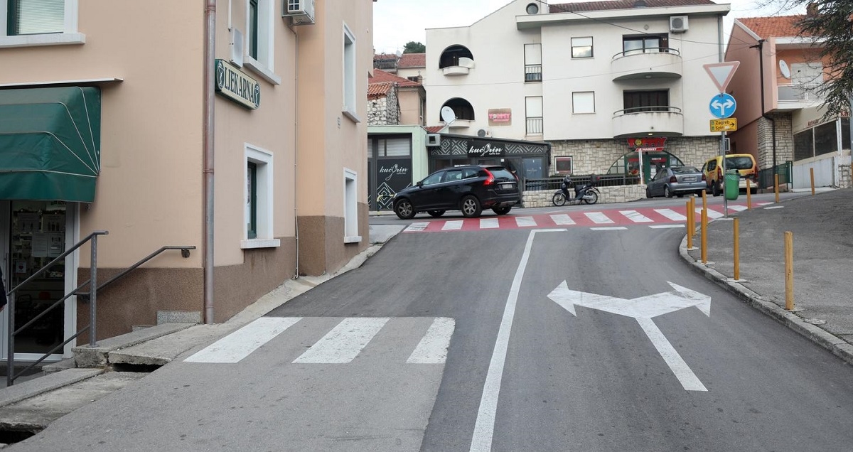 Ovo je zebra u Šibeniku. Ide do pola ceste
