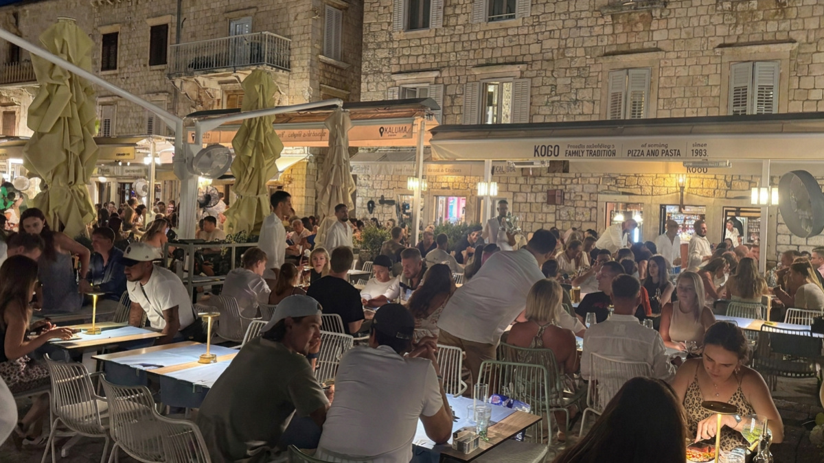 Priče o praznim restoranima na obali sve su glasnije. Pogledajte kako je na Hvaru