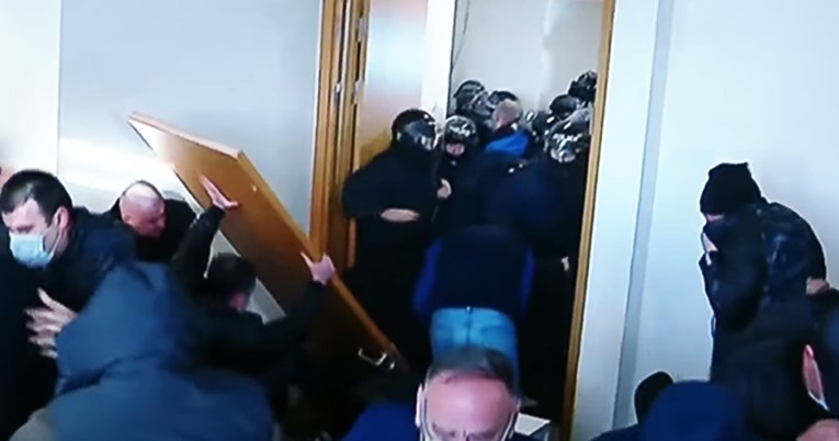 Gruzijska policija upala u ured glavne oporbene stranke, čelnik se zabarikadirao