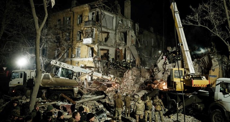 Rusi raketom uništili stambenu zgradu na istoku Ukrajine. Ubili najmanje dvoje ljudi