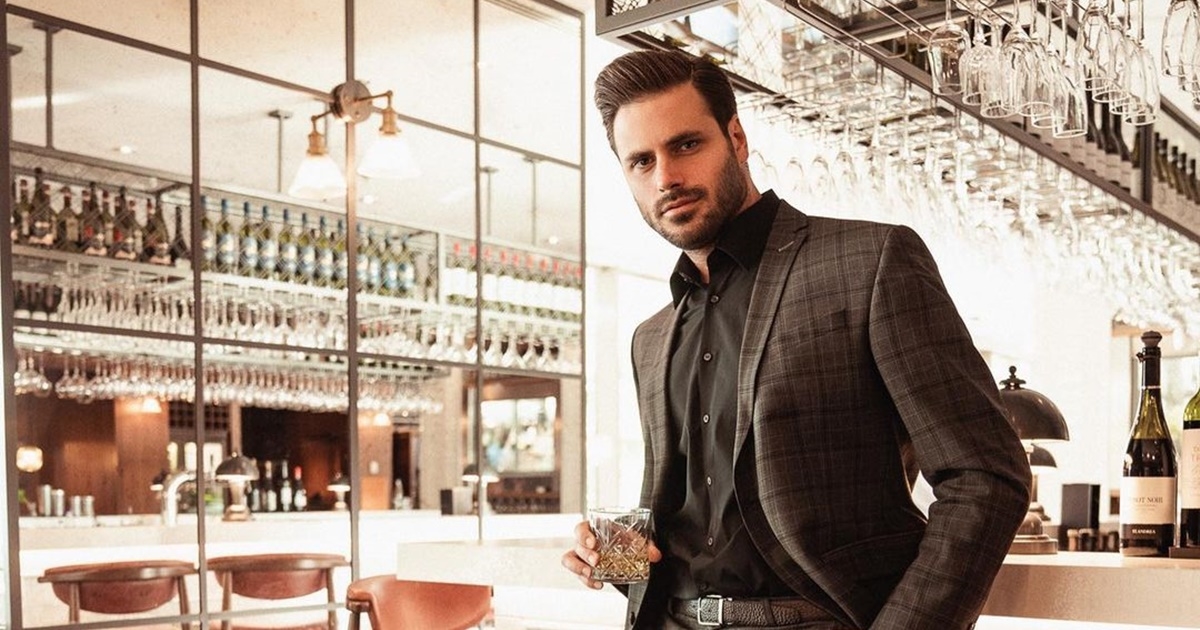 Stjepan Hauser objavio fotku na kojoj se strastveno ljubi s plavušom