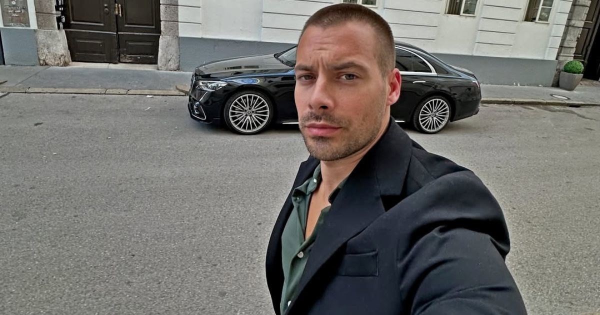 Srpski glumac pobjesnio na ćacije: "Ženi poginuo sin, a vi joj tu pjesmu pjevate"