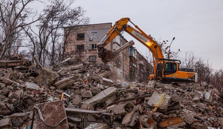 Rusi: Ukrajina gađala zgradu, umrla 2 civila. Novinari: Noge žrtve virile iz ruševina