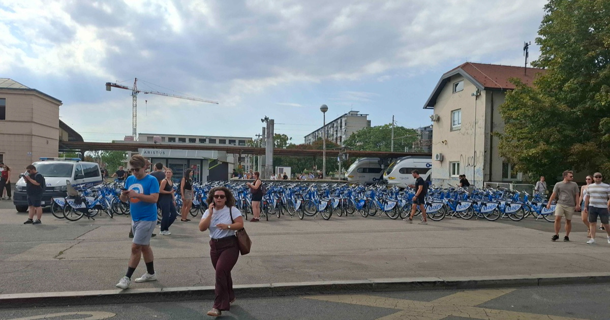 FOTO Hrpa Bajseva kod Glavnog kolodvora uoči prosvjeda za Liku