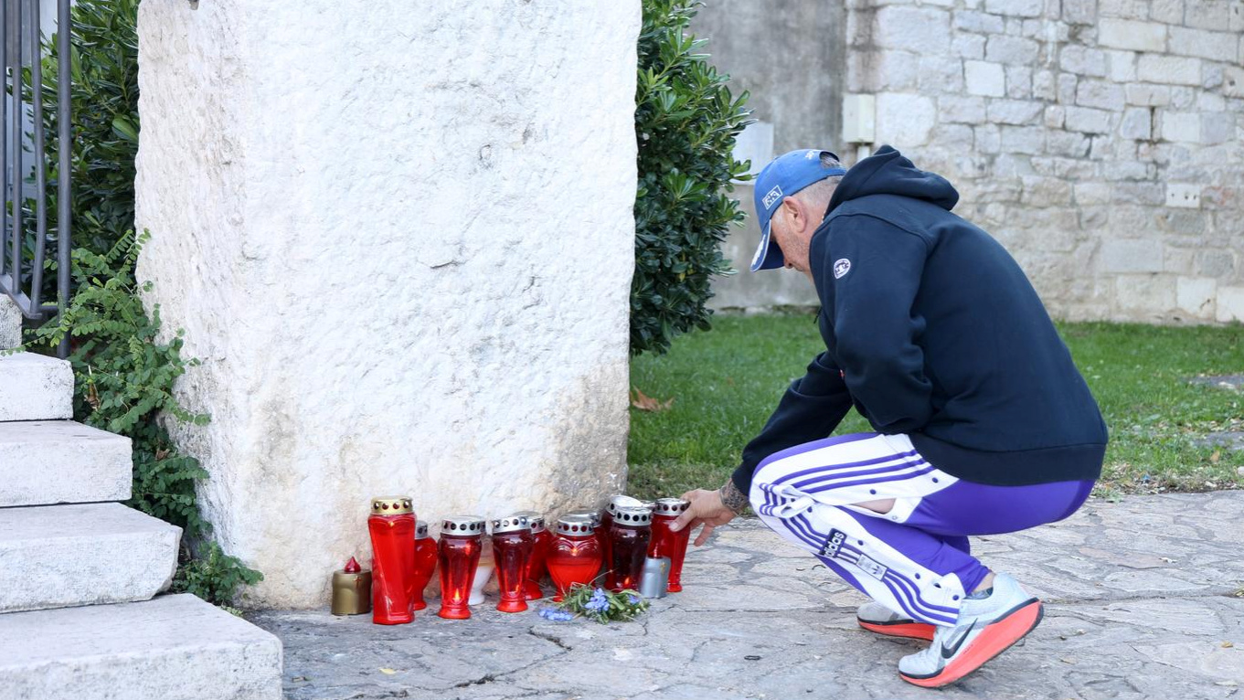 FOTO I VIDEO Ljudi se opraštaju od žene koja je na svadbi ubijena signalnom raketom