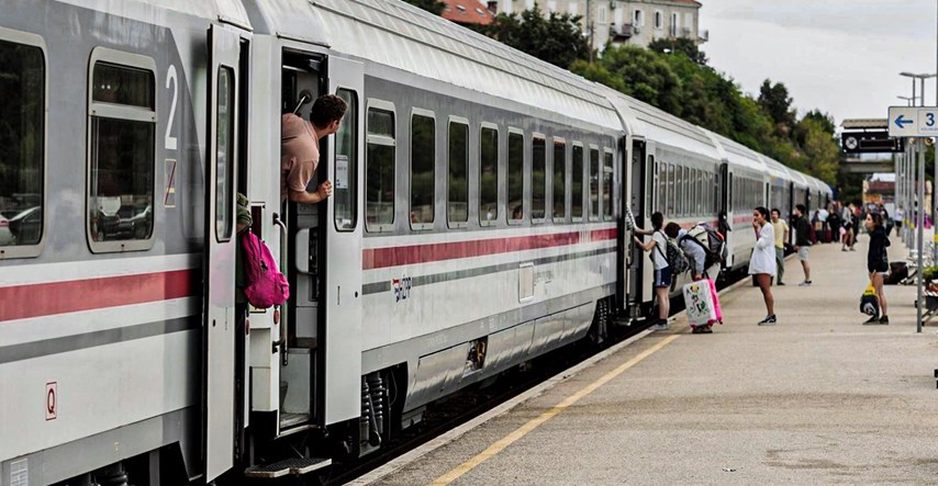 Iz Vinkovaca do Zagreba vlakom putovali 19 sati. "Bila je panika, ljudi su plakali"