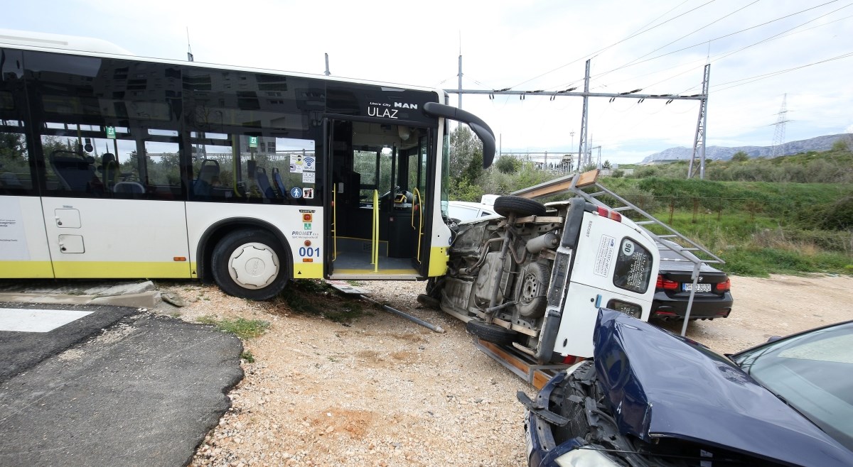 FOTO Autobus u Splitu zabio se u parkirane automobile, jedan završio na boku