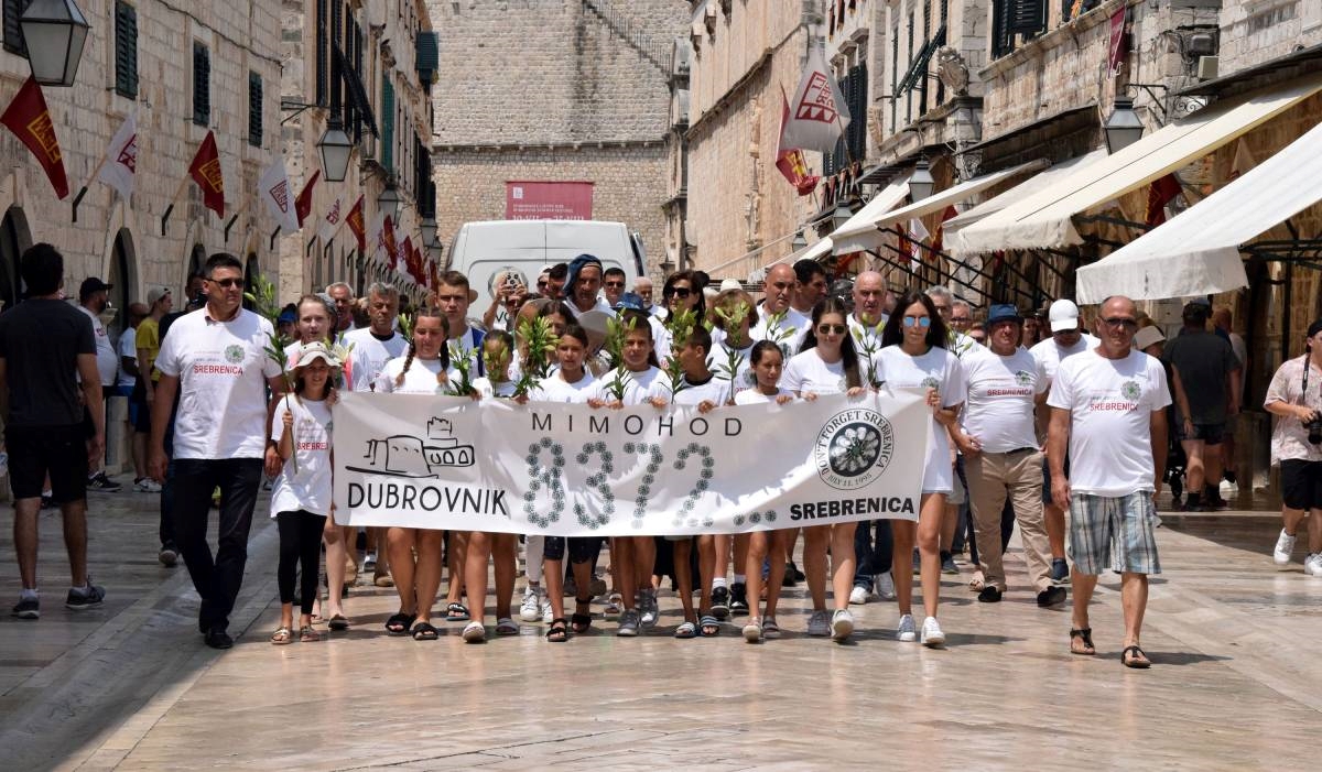 Mimohod sjećanja na genocid u Srebrenici: U Dubrovniku bacili ljiljane u more