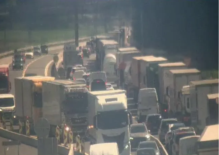 Velika potjera u Sloveniji. Bježao autocestom, zaustavili ga stingerom