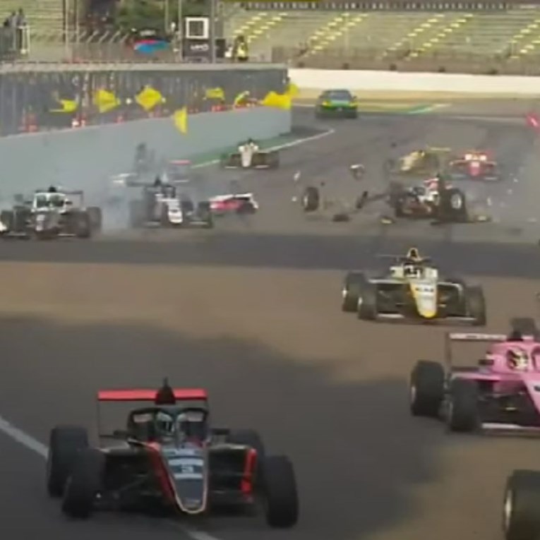 VIDEO Krš i lom na utrci Formule 4. Čak 15 bolida u masovnom sudaru